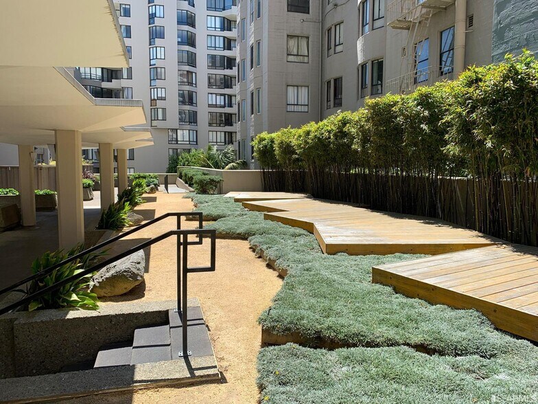 Building Photo - 1001 Pine St