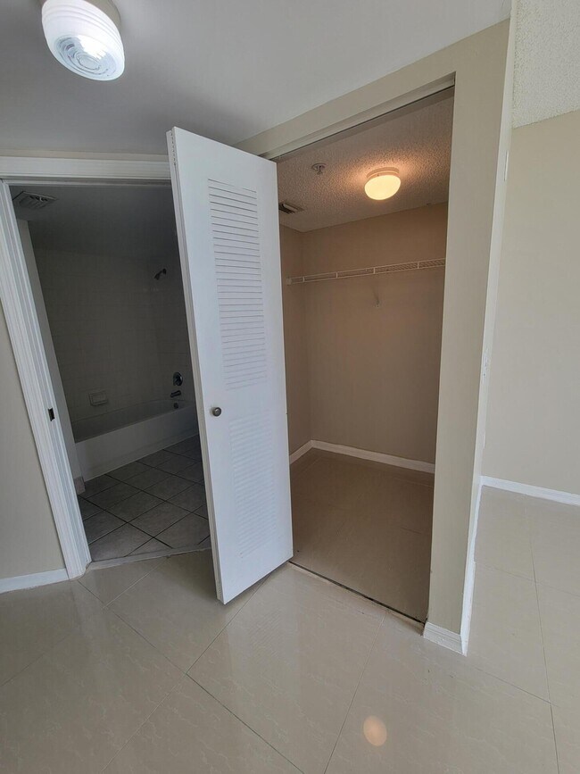 Building Photo - 1400 Crestwood Ct S