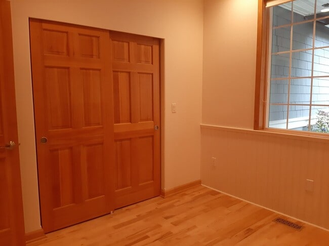 Building Photo - Golf course views, 3 bed 2 bath rambler!
