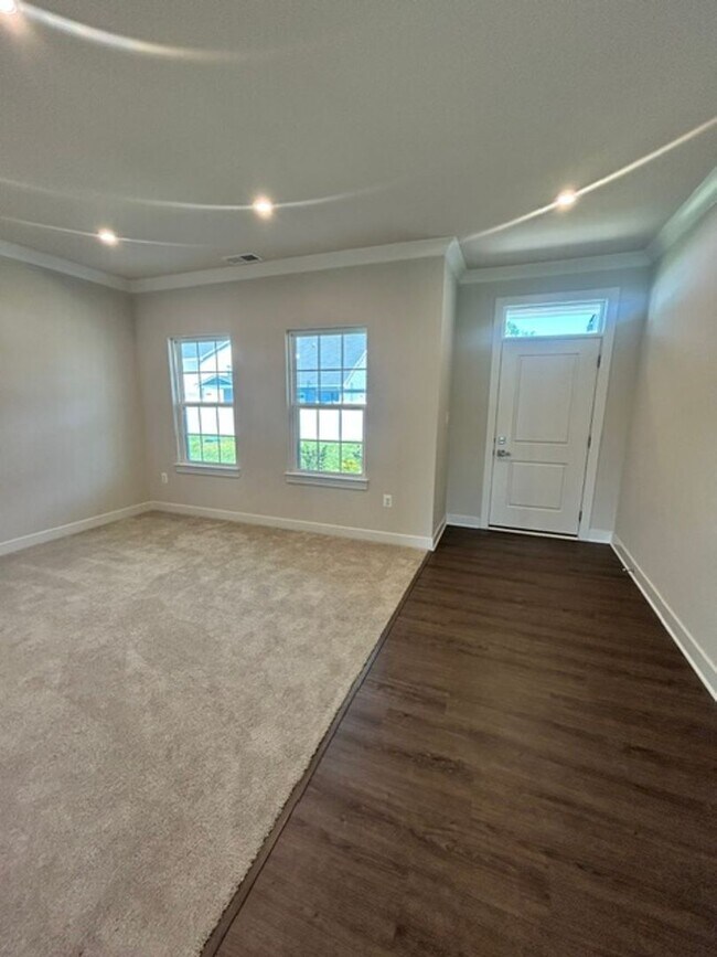 Building Photo - 10696 Whispering Pine Ln