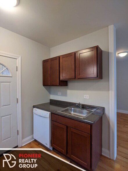 Building Photo - 630 W Cornelia Ave