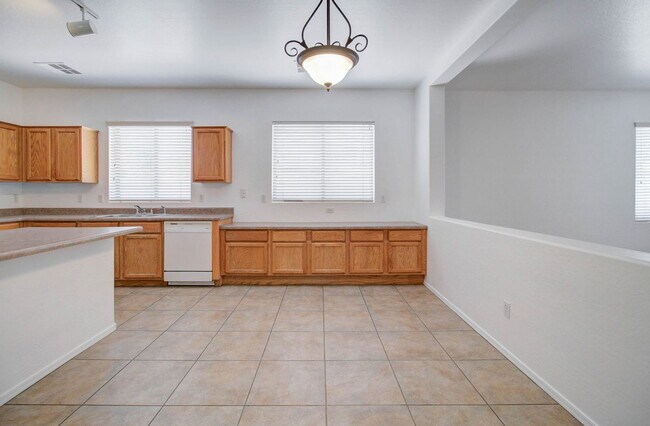 Building Photo - 4836 S Summit Ct