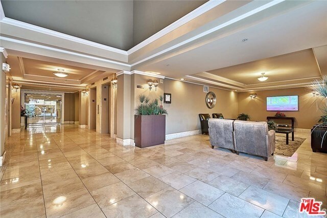 Building Photo - 620 S Gramercy Pl
