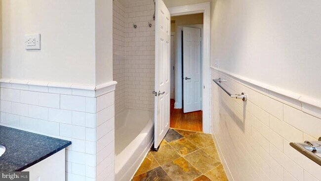 Building Photo - 18 9th St NE