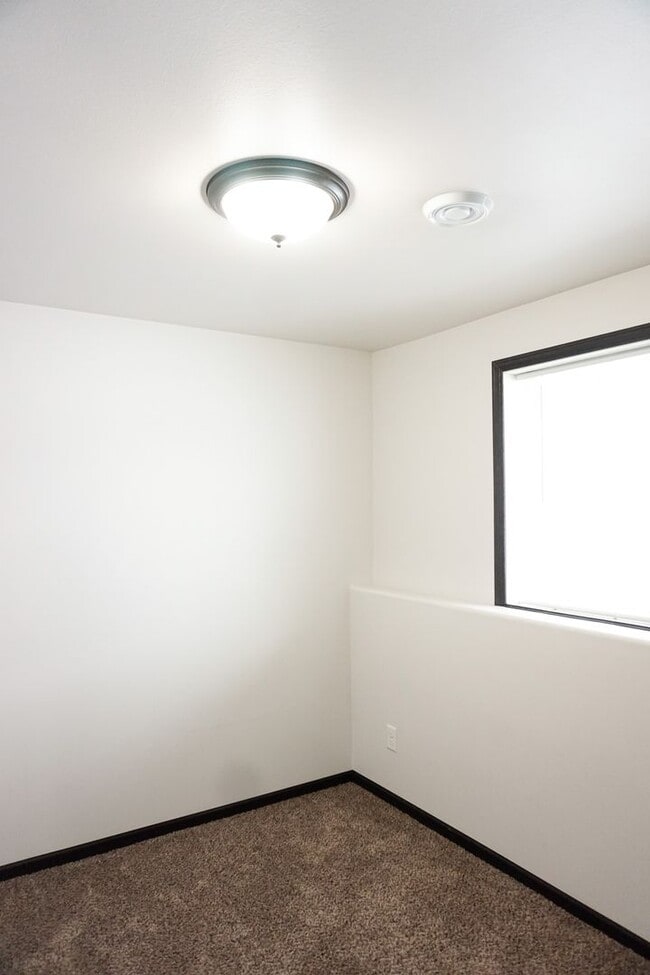 Building Photo - 3 Bed 3 Bath Twin Home