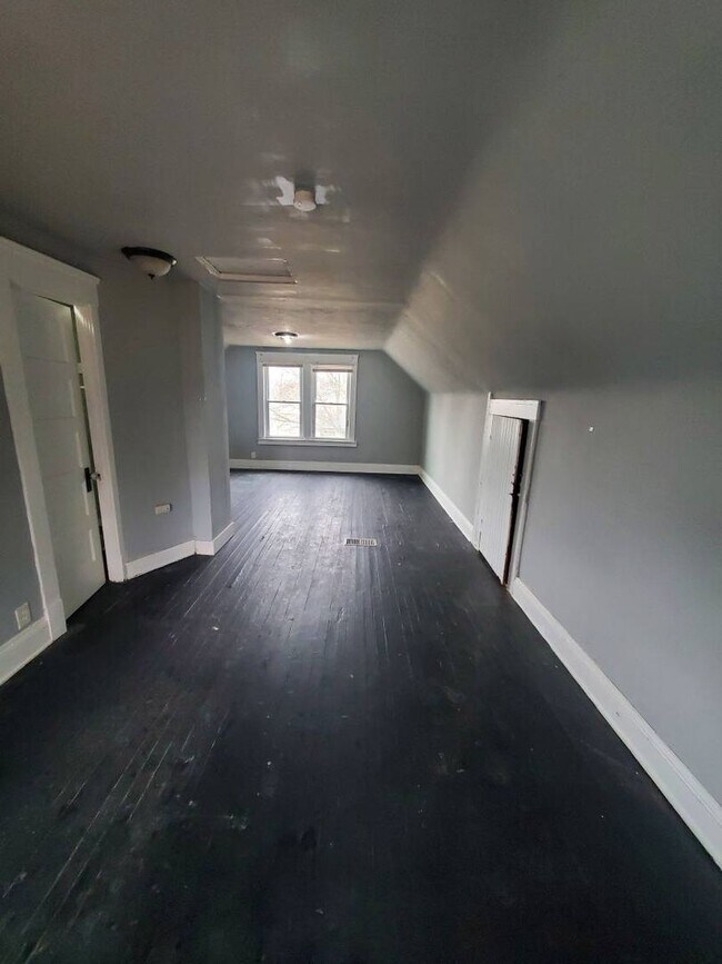 Building Photo - Charming 4-Bedroom Property in Prime Location