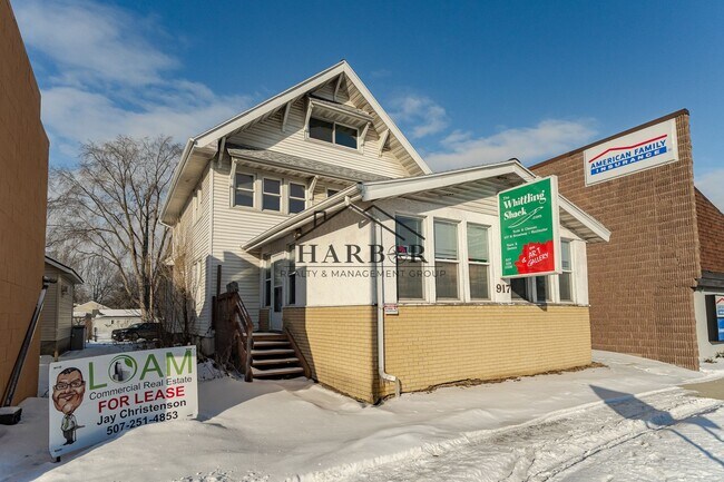 Building Photo - 917 N Broadway Ave