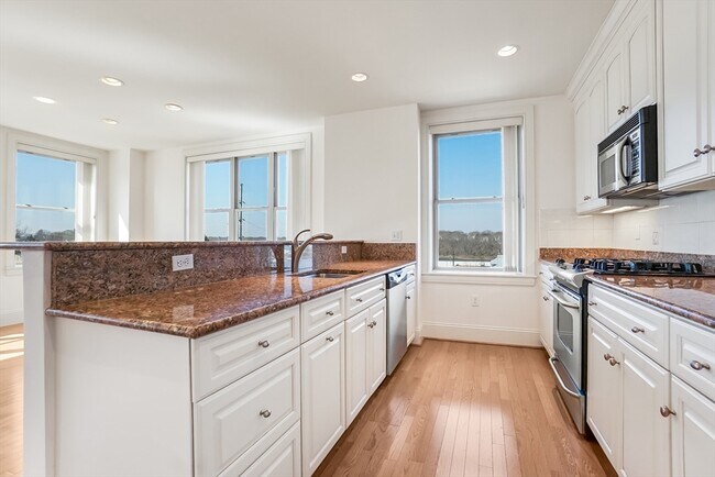 Building Photo - 116-128-128 Rantoul St