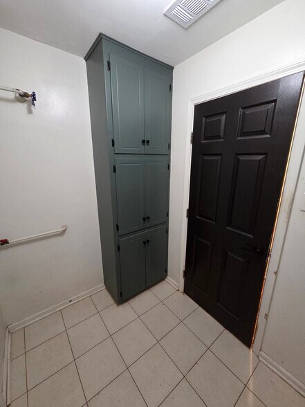 Building Photo - 3002 Oakbrook