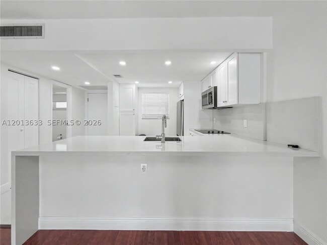Building Photo - 100 Edgewater Dr