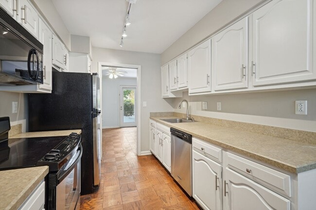 Building Photo - Available Now! Updated //3 Bedroom 2.5 Bat...