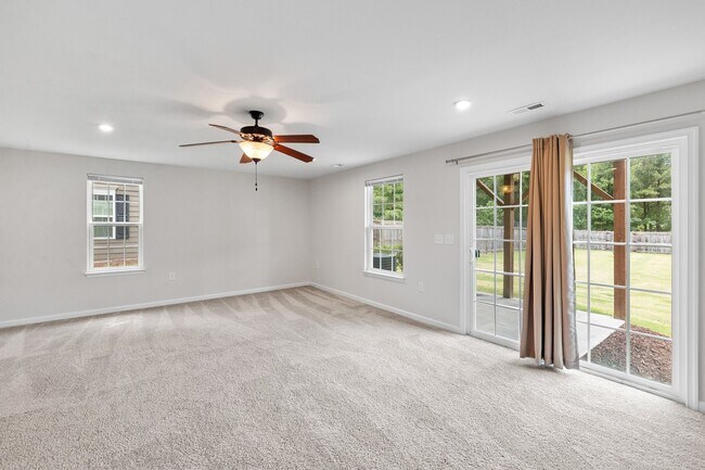 Building Photo - **End Unit 3/3 Townhome in Great Location**
