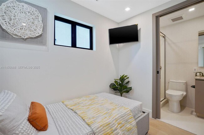 Building Photo - 3343 NE 166th St