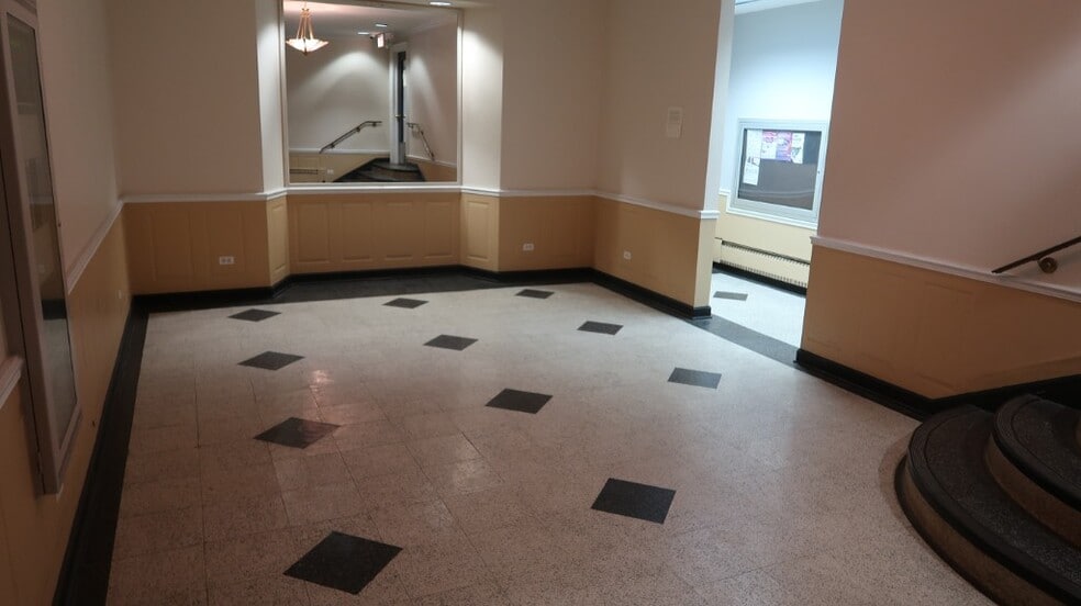 Building Photo - 1209 W Sherwin Ave