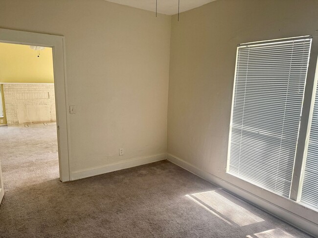 Building Photo - 3/1 Located in South St. Pete!