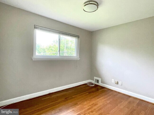 Building Photo - 3703 Larchmont Dr
