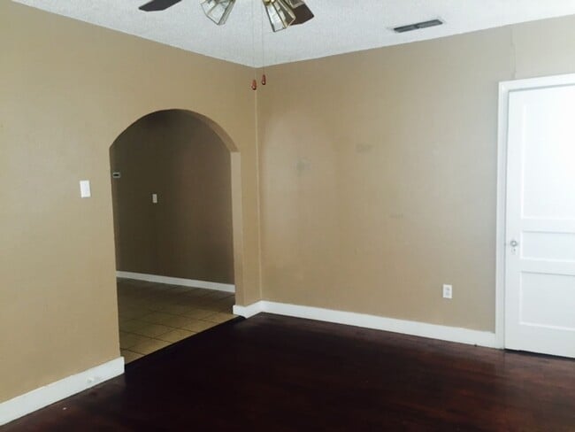 Building Photo - 615 Monroe St