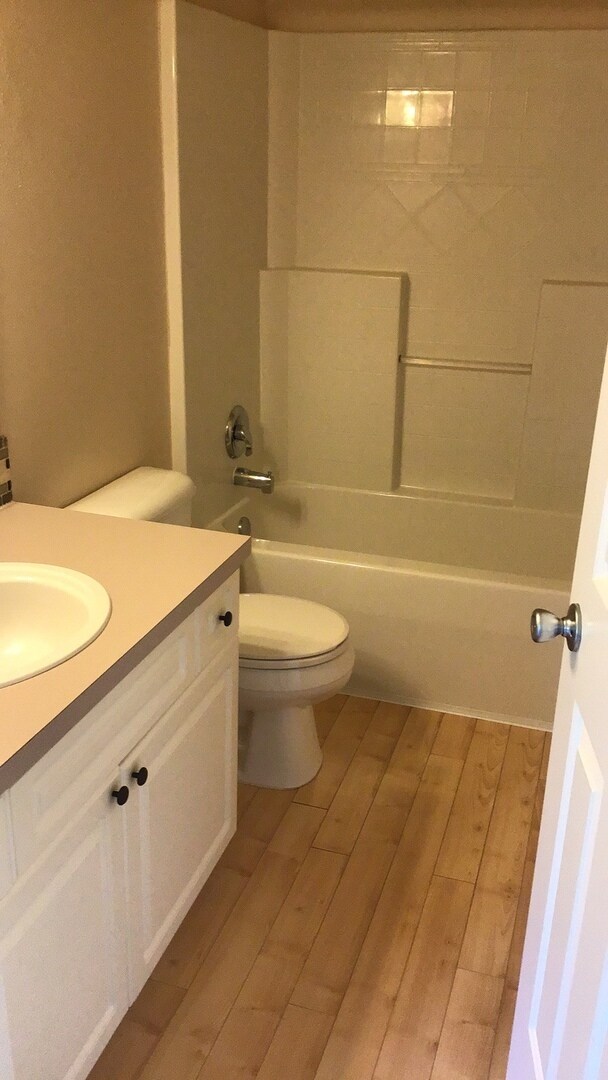 Building Photo - 2 Bed 2.5 Bath Townhouse with Lake access