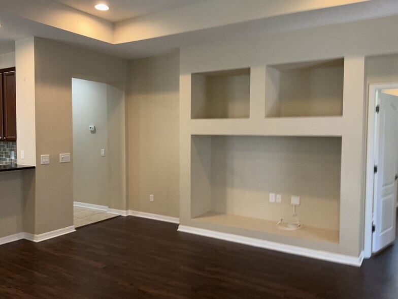 Building Photo - 16017 Loneoak View Dr