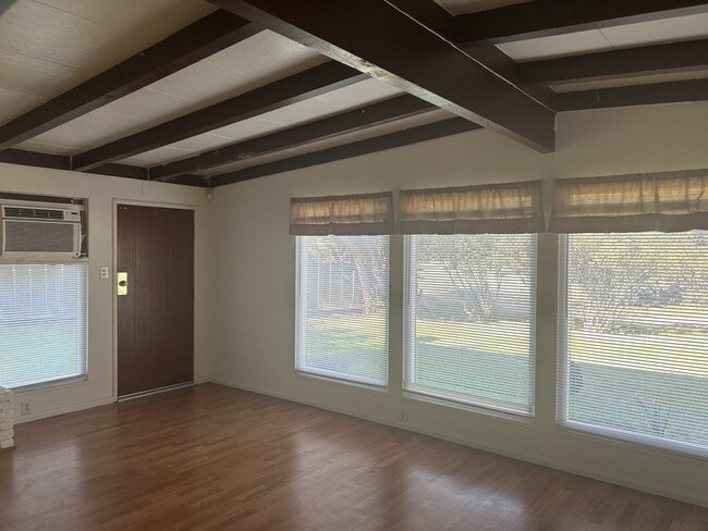 Building Photo - 402 Helen Ave