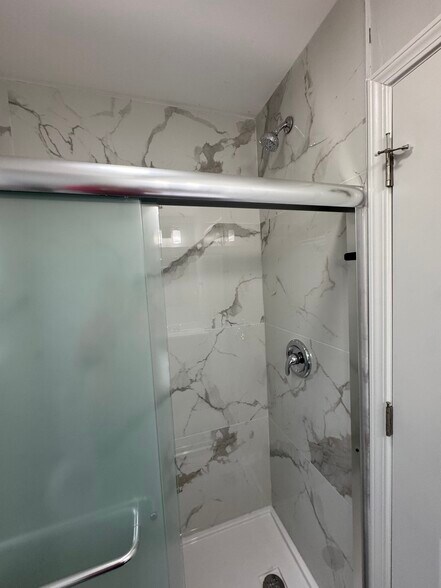 2nd bath - 214 Lindell Dr
