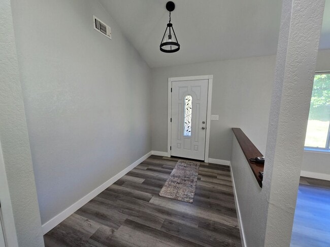 Building Photo - Freshly updated 3-bedroom, 2-bath home