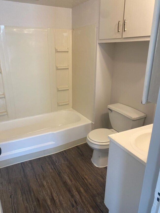 Building Photo - 2200 W 103rd St