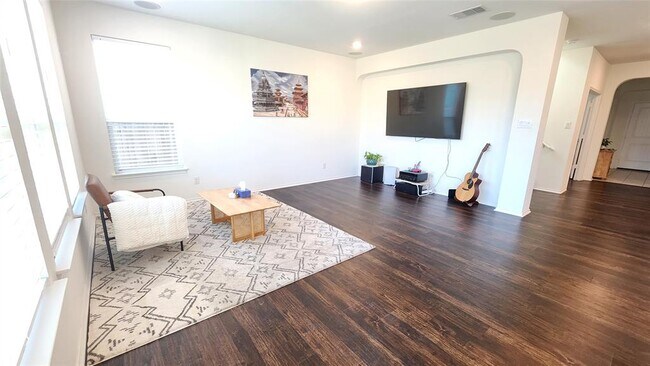 Building Photo - 402 Parrot Tulip View