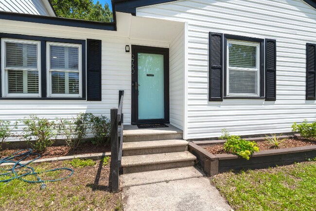Building Photo - 2720 N Oakridge Cir