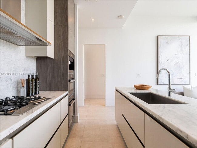 Building Photo - 2669 S Bayshore Dr