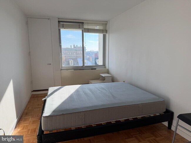 Building Photo - 604 S Washington Square