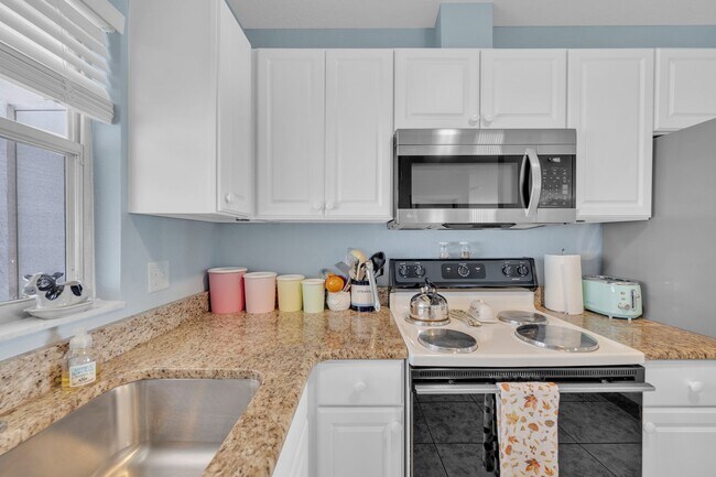 Building Photo - Annual furnished 2 bed/2 bath Villa in Sarasota close to Siesta Key!