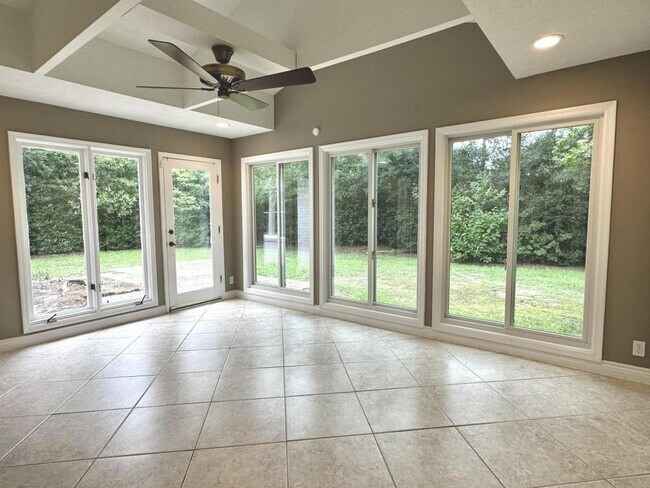 Building Photo - 2530 Mirror Lake Dr