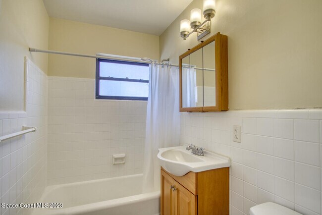 Building Photo - 1010 Bianca Dr NE