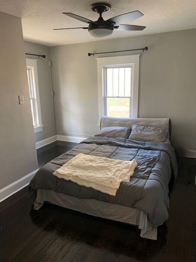 Building Photo - Beautiful 5 bedroom Home Located Near IU! ...