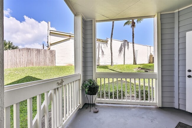 Building Photo - 7000 Seawall Blvd