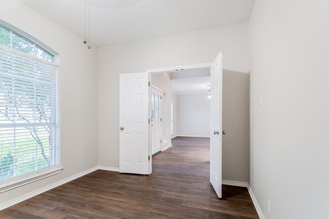 Building Photo - 6107 John Chisum Ln