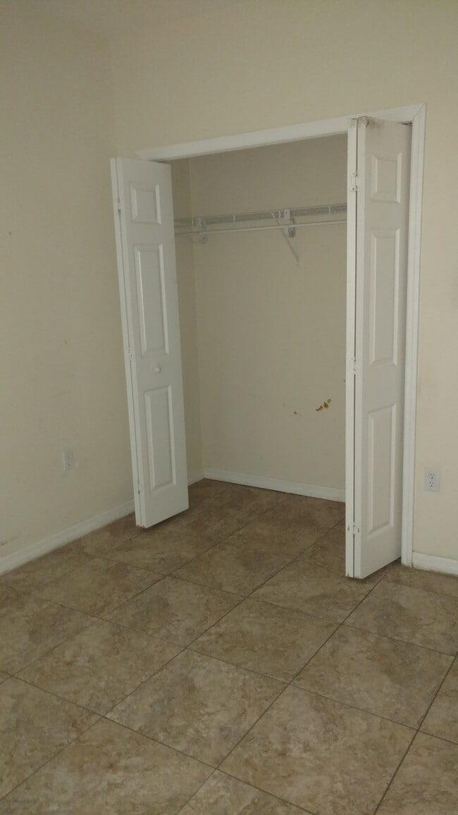 Building Photo - 1712 NE 9th Dr