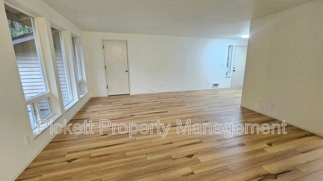 Building Photo - 6449 Lewis NE Dr