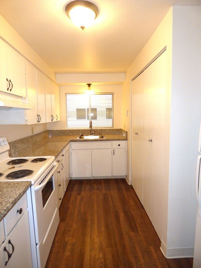 Building Photo - 2 bed 1.5 bath Townhome in Keizer