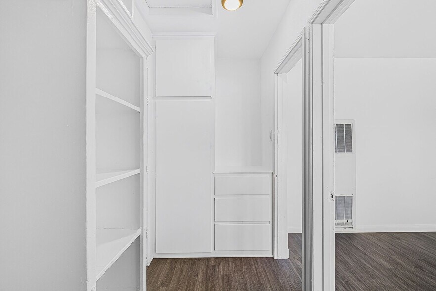Building Photo - 530 W 9th St
