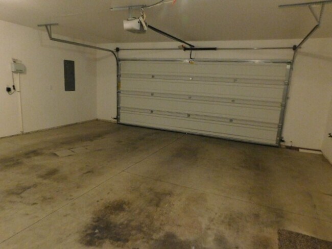 Building Photo - 3Bd/2Ba Single Story Home - Available Soon!