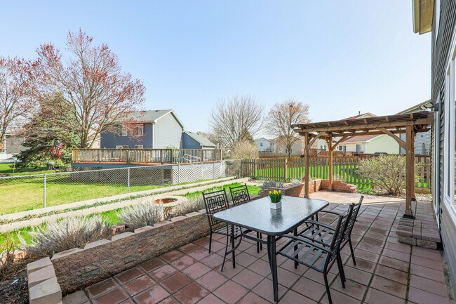 Building Photo - 617 Lakewood Farms Dr
