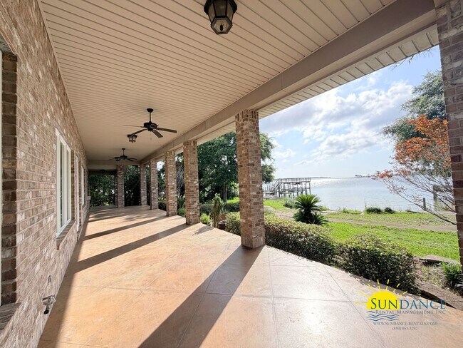 Building Photo - 249 Beachview Dr NE