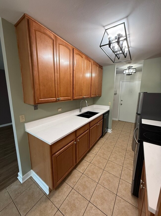 Building Photo - 6000 Oakwood Dr