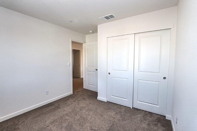 Building Photo - Beautiful Lincoln Home Available in May!