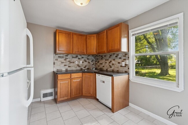 Building Photo - $1400 3 bedroom bungalow