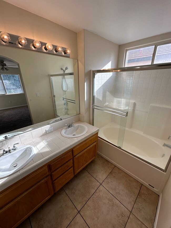 Building Photo - Charming 3-Bed, 2-Bath Home for Rent in Bakersfield, CA!