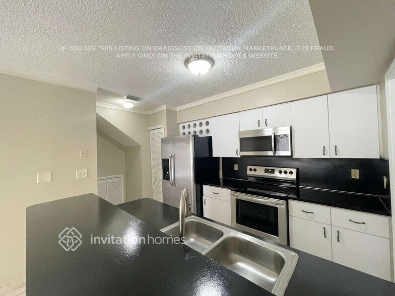 Building Photo - 9280 SW 154th Ct