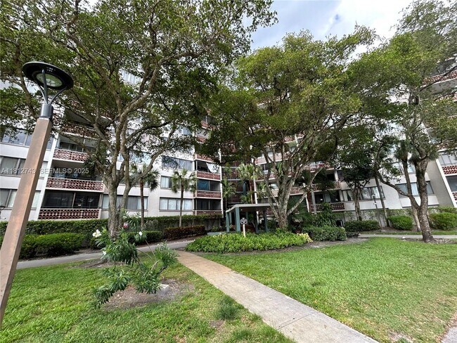 Building Photo - 4222 Inverrary Blvd